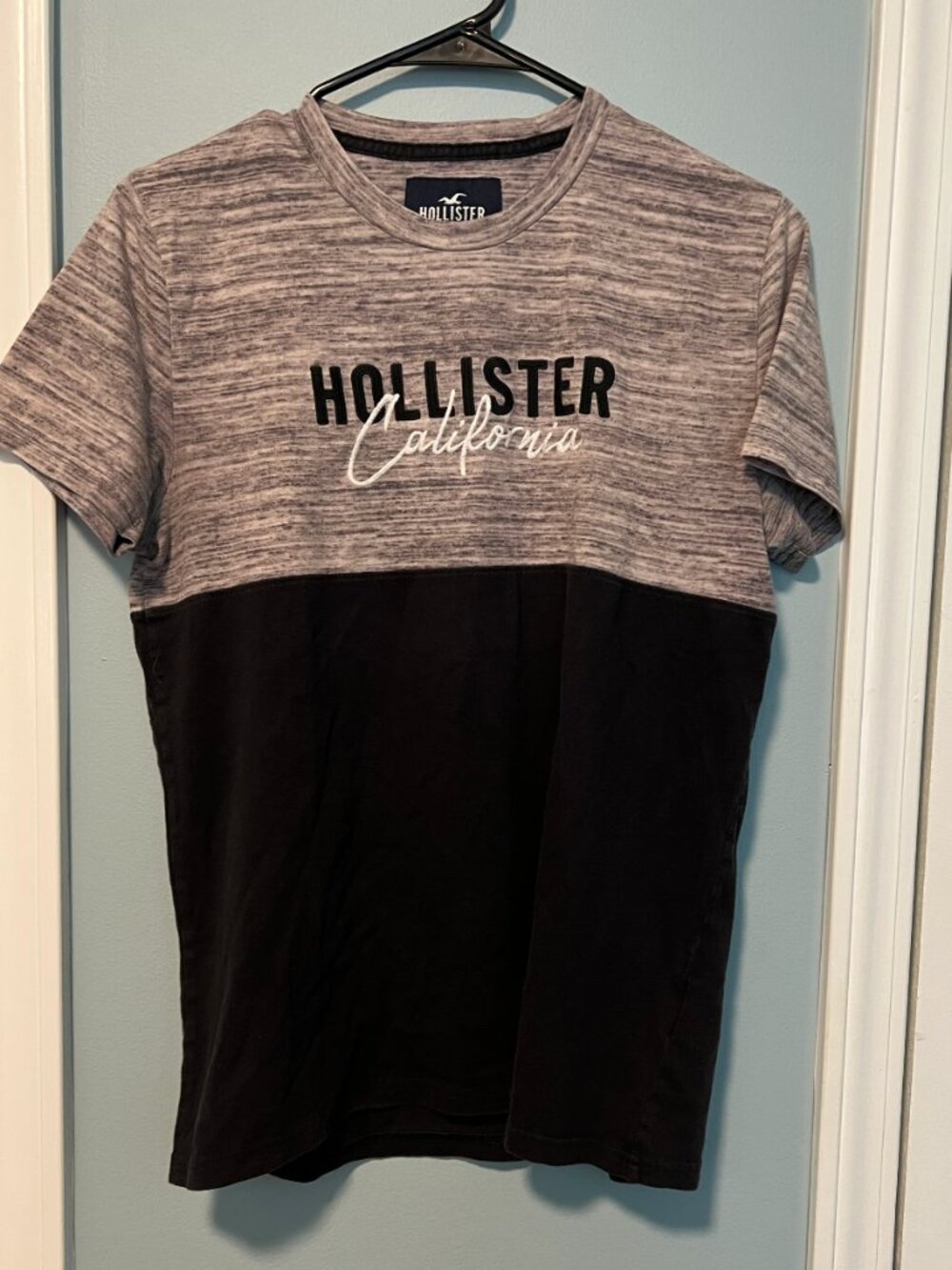 Black and Gray Hollister California T-shirt Mens' Small
